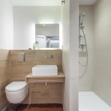 Apartamento 6 dormitorios en Apartamento Modernista en el Corazon de Barcelona *